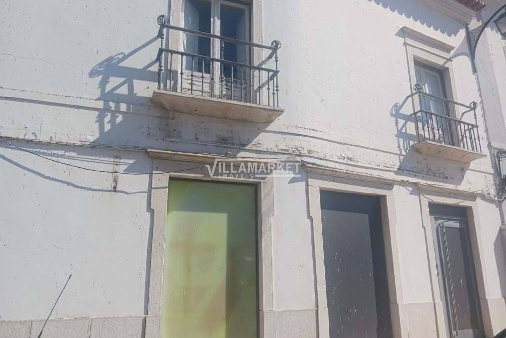 Commercial bank store with 420 m², located in a central and consolidated area of the village of Portel, Évora- Alentejo