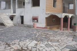 Farm T6 of the bank consisting of two floors on land with 9080 m2 located in Sabugo (Sintra)