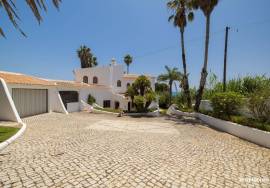 Frontline Villa with Panoramic Ocean Views in Cama da Vaca