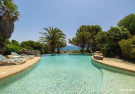 Frontline Villa with Panoramic Ocean Views in Cama da Vaca