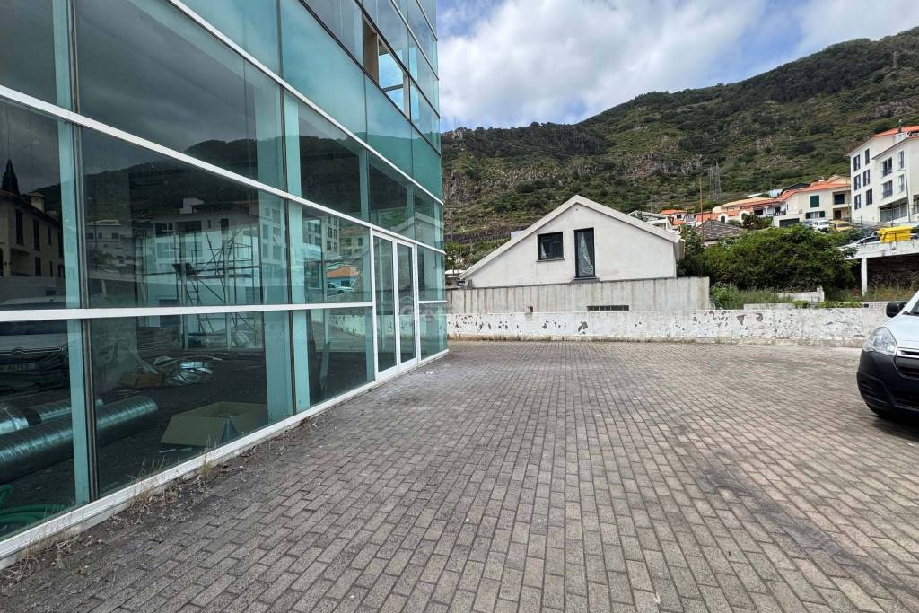Two Shops / Warehouses for Rent in the Center of Machico - Unique Opportunity for your business!