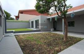 Renovated Villa with Versatile Spaces and Commercial Potential — Castelo da Maia