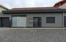 Renovated Villa with Versatile Spaces and Commercial Potential — Castelo da Maia