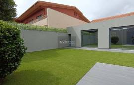 Renovated Villa with Versatile Spaces and Commercial Potential — Castelo da Maia
