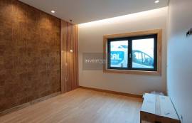 Renovated Villa with Versatile Spaces and Commercial Potential — Castelo da Maia