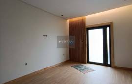 Renovated Villa with Versatile Spaces and Commercial Potential — Castelo da Maia