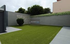 Renovated Villa with Versatile Spaces and Commercial Potential — Castelo da Maia