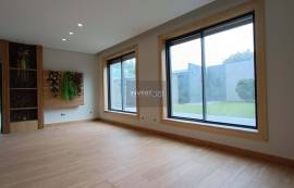 Renovated Villa with Versatile Spaces and Commercial Potential — Castelo da Maia