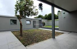 Renovated Villa with Versatile Spaces and Commercial Potential — Castelo da Maia