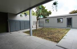 Renovated Villa with Versatile Spaces and Commercial Potential — Castelo da Maia