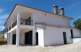 Detached 3 bedroom villa with garage - 18000 m2 of land with olive trees in Macedo de Cavaleiros