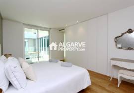Modern 3 bedroom villa in a luxurious gated community near the Marina in Vilamoura, Algarve