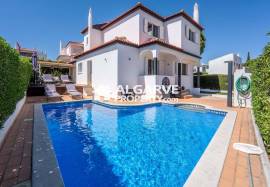 Lovely 4 bed villa inside the golf course and close to all amenities in Vilamoura, Algarve