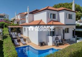 Lovely 4 bed villa inside the golf course and close to all amenities in Vilamoura, Algarve