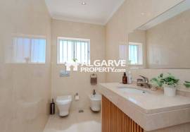 Lovely 4 bed villa inside the golf course and close to all amenities in Vilamoura, Algarve