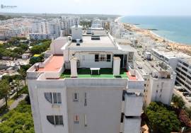 T0 Penthouse with Private Terrace and Stunning 360º View – 100m from Quarteira Beach
