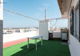 T0 Penthouse with Private Terrace and Stunning 360º View – 100m from Quarteira Beach