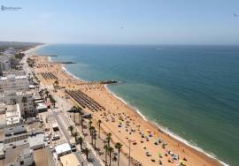 T0 Penthouse with Private Terrace and Stunning 360º View – 100m from Quarteira Beach