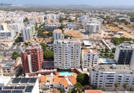 T0 Penthouse with Private Terrace and Stunning 360º View – 100m from Quarteira Beach