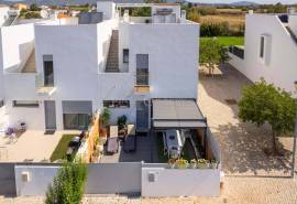 Olhão – contemporary 3-bedroom semi-detached house with pool, rooftop terrace and private parking