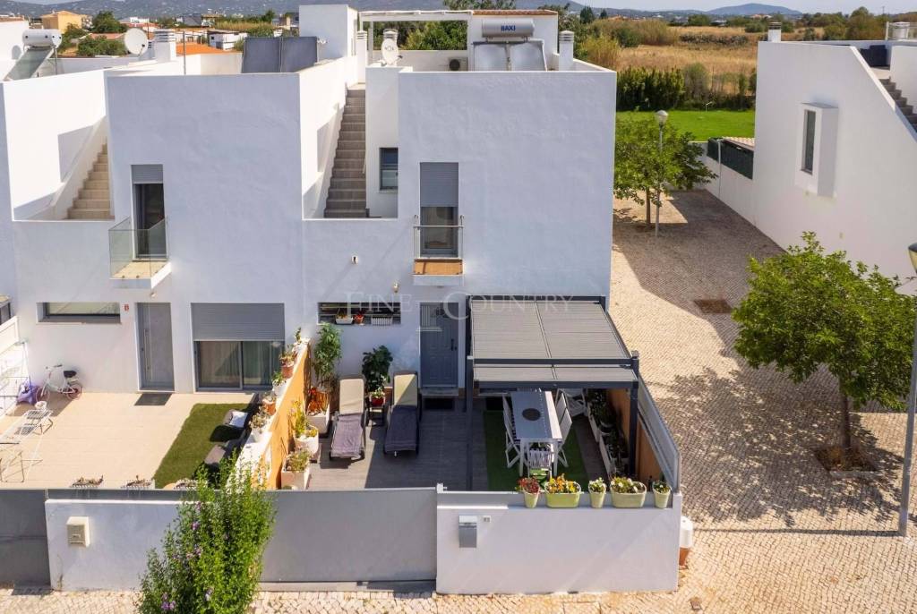 Olhão – contemporary 3-bedroom semi-detached house with pool, rooftop terrace and private parking