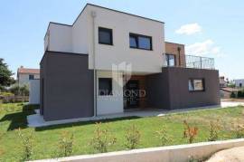 Semi-detached house with pool, quiet location near Poreč