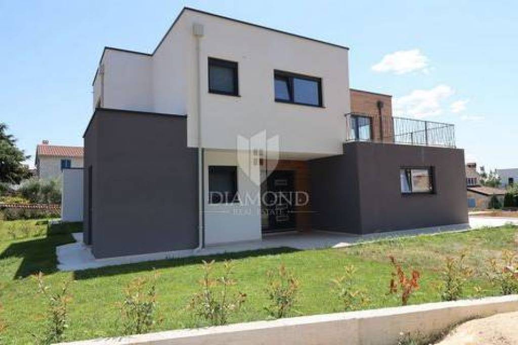 Semi-detached house with pool, quiet location near Poreč