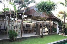Charming 3-Bedroom Villa in Kerobokan with Tropical Garden and Pool – Only 10 Minutes to Seminyak Beach