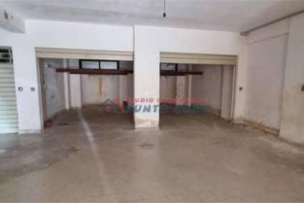 PRESSI VIA MANZONI - 2 garage in affitto