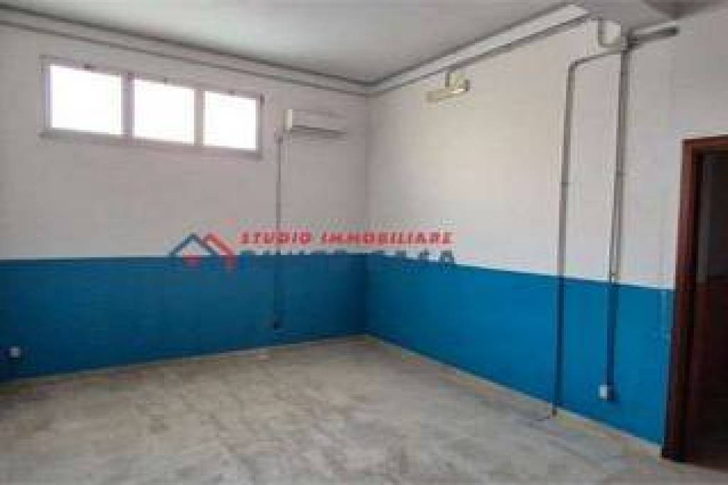 PRESSI VIA CESARO’ – Garage a partire da 15mq