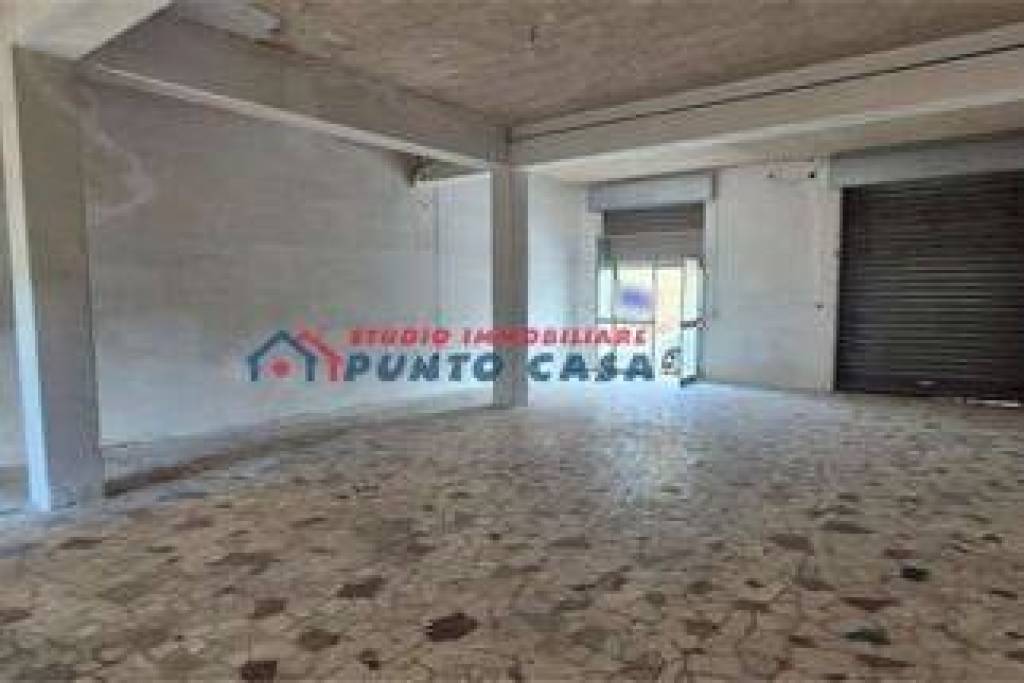 PRESSI VIA VILLA ROSINA – n.3 garage di 30mq cad.