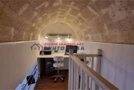 CENTRO STORICO – Via Carolina – Ufficio al piano terra - 30 mq ca. - 2 vani + soppalco + bagno