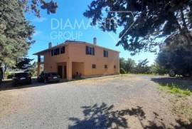 AZ371 – Farm estate with two-storey farmhouse, agricultural outbuildings, and 27 hectares of land