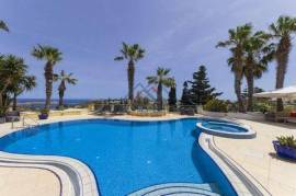 10 bedrooms detached villa