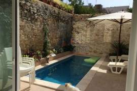 Townhouse with pool in Sliema