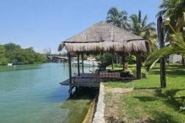 Villa en front of the lagoon