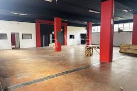 735 m2 warehouse with 4-meter ceiling height in Valejas, Carnaxide.
