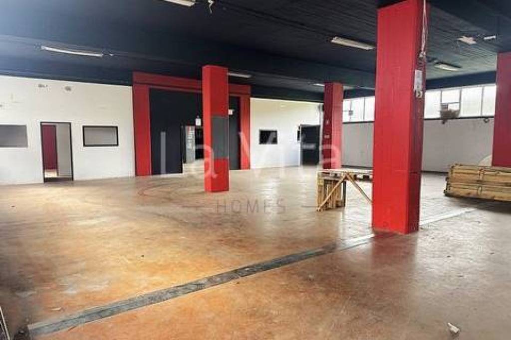 735 m2 warehouse with 4-meter ceiling height in Valejas, Carnaxide.