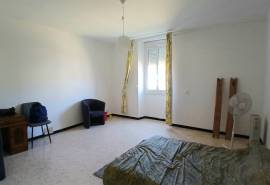Spacious Village House To Modernise With 181 M2 Of Living Space Offering 4 Bedrooms, 2 Bathrooms And A Convertible Attic.