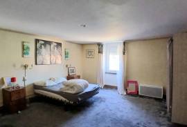 Spacious Village House To Modernise With 181 M2 Of Living Space Offering 4 Bedrooms, 2 Bathrooms And A Convertible Attic.