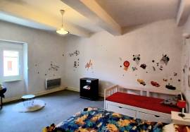 Spacious Village House To Modernise With 181 M2 Of Living Space Offering 4 Bedrooms, 2 Bathrooms And A Convertible Attic.