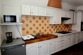 Spacious Village House To Modernise With 181 M2 Of Living Space Offering 4 Bedrooms, 2 Bathrooms And A Convertible Attic.