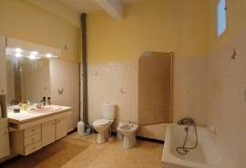Spacious Village House To Modernise With 181 M2 Of Living Space Offering 4 Bedrooms, 2 Bathrooms And A Convertible Attic.