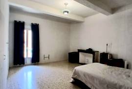 Spacious Village House To Modernise With 181 M2 Of Living Space Offering 4 Bedrooms, 2 Bathrooms And A Convertible Attic.