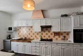Spacious Village House To Modernise With 181 M2 Of Living Space Offering 4 Bedrooms, 2 Bathrooms And A Convertible Attic.