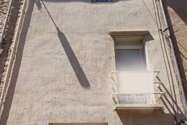 Spacious Village House To Modernise With 181 M2 Of Living Space Offering 4 Bedrooms, 2 Bathrooms And A Convertible Attic.