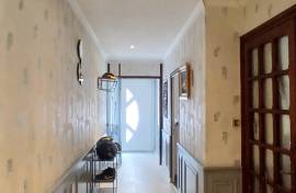 Spacious Village House To Modernise With 181 M2 Of Living Space Offering 4 Bedrooms, 2 Bathrooms And A Convertible Attic.