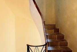 Spacious Village House To Modernise With 181 M2 Of Living Space Offering 4 Bedrooms, 2 Bathrooms And A Convertible Attic.