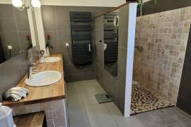 Immaculate Villa with Independent GUest Gite and Pool