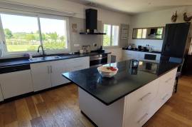 Immaculate Villa with Independent GUest Gite and Pool